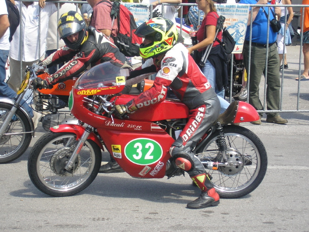 Mario Jenewein
Ducati Desmo 250. Foto: Alex L.
Schlüsselwörter: Salzburgring