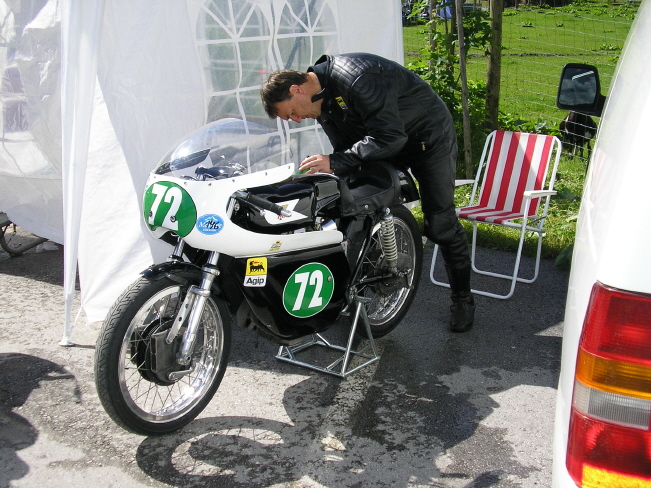 Moto Morini Settebello 250
Leopold Seebacher Ö. mit seiner Morini. Foto: Alex L.
Schlüsselwörter: großglockner
