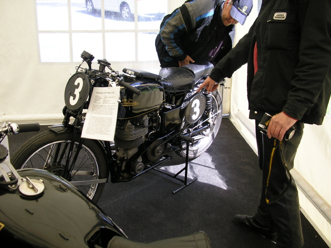 Velocette KTT Mk 8 350
Vom Helmut Krackowizer. Foto: Alex L.
Schlüsselwörter: großglockner