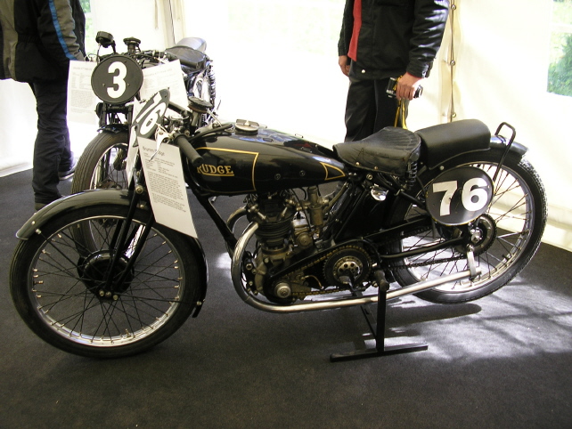 Rudge TT-Replica 250
Im Audi Zelt, aus der Sammlung vom Helmut Krackowizer. Foto: Alex L.
Schlüsselwörter: großglockner