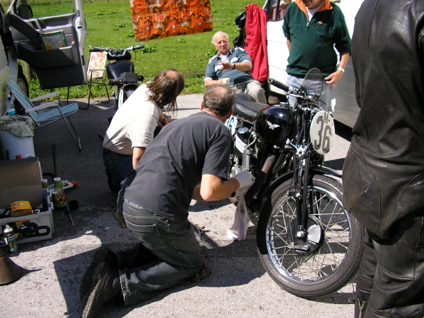 Immer am Schrauben die Engländer!
hier gerade an der Matchless G90 vom Graham Procter! Foto: Alex L.
Schlüsselwörter: großglockner