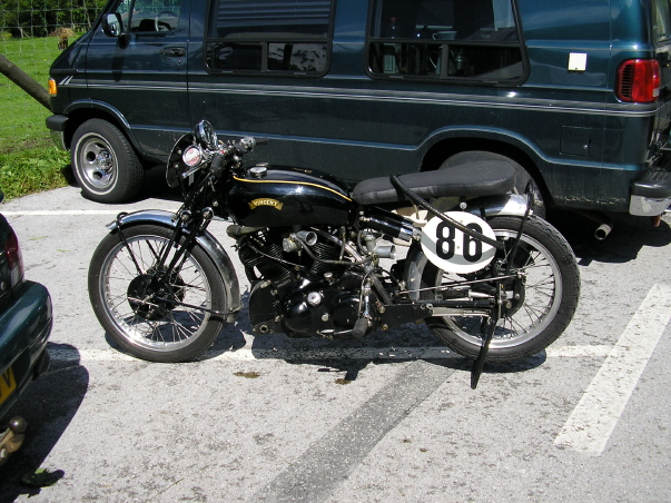 Vincent Rapide 2 Zyl. 998 aus 1952
Fahrer Tim Kingham GB. Foto: Alex L.
Schlüsselwörter: großglockner