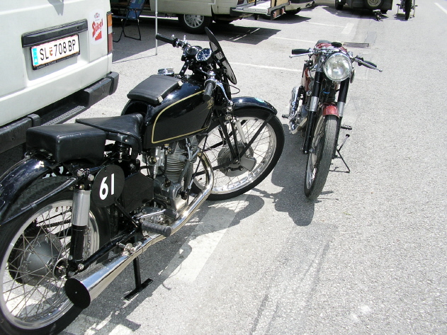 1 der 3 Velocette KTT Mk 8 350 die am Glockner waren,..
...hier die vom Geoff Bloor GB. Foto: Alex L.
Schlüsselwörter: großglockner