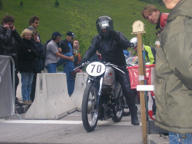 Eine weitere Walter
 Walter Malzner auf einer Horak Walter OHC 350! Foto: Alex L.
Schlüsselwörter: großglockner