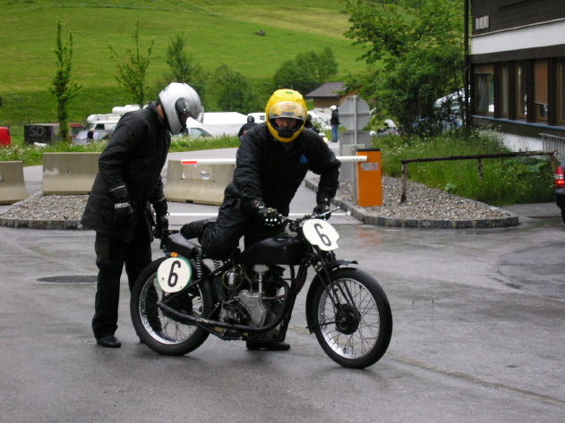 Aubrey Morris und G. Procter mit der Velocette MOV 250
Egal wie schlecht das Wetter war, die Engländer waren immer am Testen! Foto: Alex L.
Schlüsselwörter: großglockner