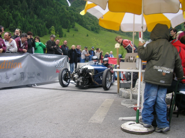 Gray & Barbara Caroline Morgan Super Aero 1260 aus 1928
Die waren nartürlich auch wieder da, die "Dreiradla" aus England! Wers nicht weiss, die habe nur 3 Gang schaltung! Foto: Alex L.
Schlüsselwörter: großglockner