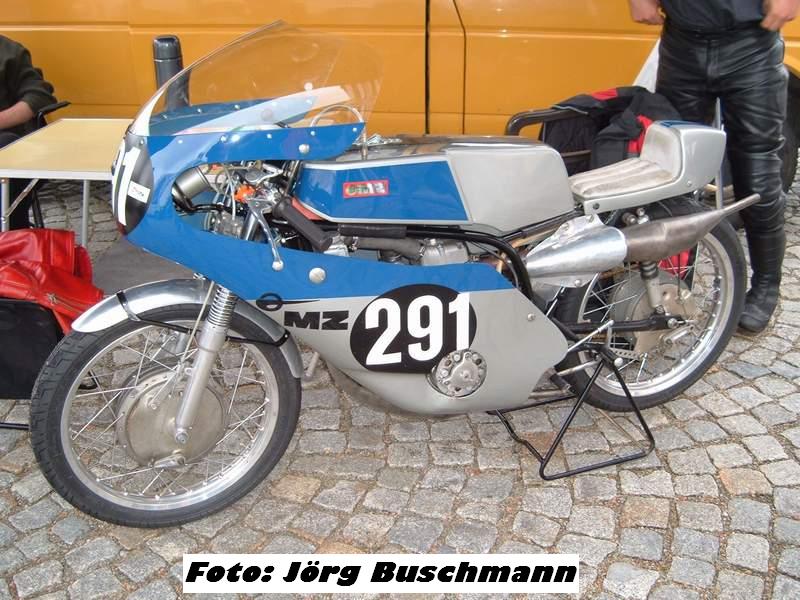 Zschorlauer Dreieck 2005
MZ R II 125 oder auch Tandem  wie sie einige nennen ...
