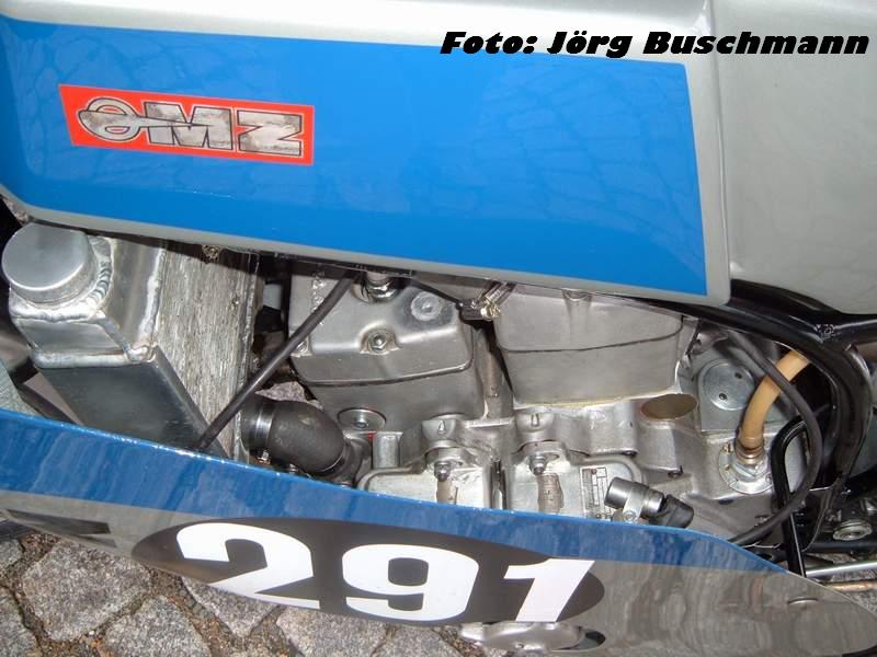 Zschorlauer Dreieck 2005
MZ R II 125 der ersteren Ausführung noch mit Magnet.
Der Motor mit elekt. Zündung steht aber auch schon bereit.....
