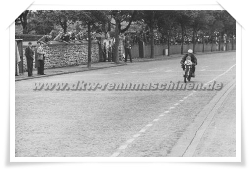 Isle of Man TT 1953
Siegfried Wünsche im Renner der 250er.
©Jörg Buschmann 
