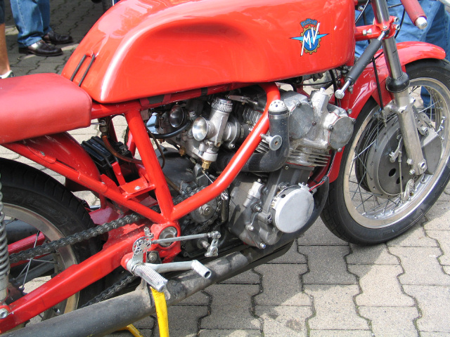 MV Agusta 500ccm  1962
Mal ohne Verkleidung
Mit dieser fuhr Ago in Schotten
