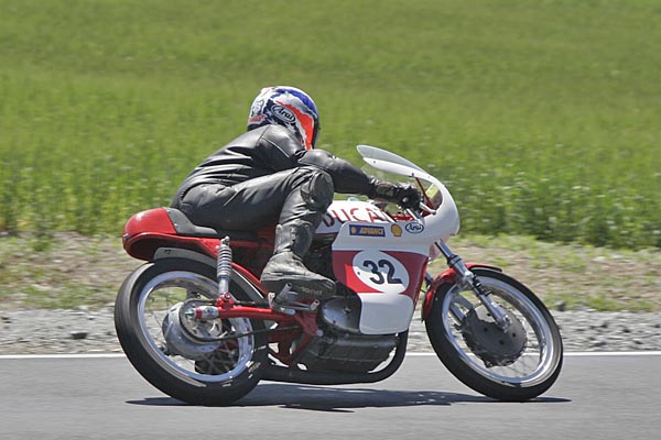 Manni auf Ducati 350
im Grab the Flag Lauf
