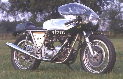 Triumph Métisse mit T 120-Motor
Englischer Adel: Triumph Métisse mit 650er Bonneville-Motor. Café-Racer pur!
