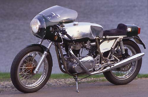 Triumph Métisse T120 Bonneville
... ab mit dem Café-Racer zur Eisdiele ...
