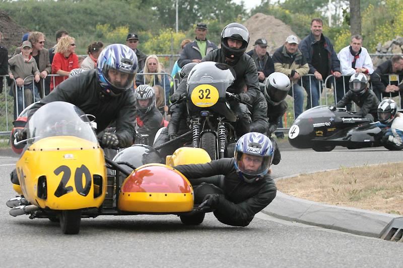 Mark Ruig and Nel de Hoop
Mark Ruig and Nel de Hoop Triumph 1972 Wolvega 2007
www.ruigspolyester.nl
