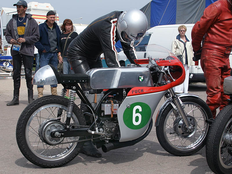 Klaas Tjassens
Klaas Tjassens with his Jarno Saarinen Puch replica
