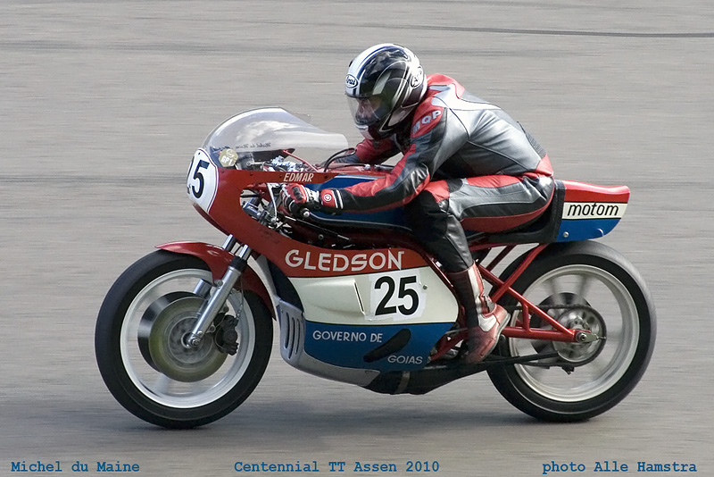 Michel du Maine on ex Edmar Ferreira 700 ccYamaha Centennial TT Assen 2010
700cc. Yamaha, 4-cilinder 2-takt 1975.
Dit is een bijzondere racer met een leuke historie uit het verre Brazilië. Het frame is een product van Nico Bakker. Deze racer heeft (met 500cc cilinders) onder Edmar Ferreira tevens GP´s gereden en is ook in de kampioenspunten gevallen.

