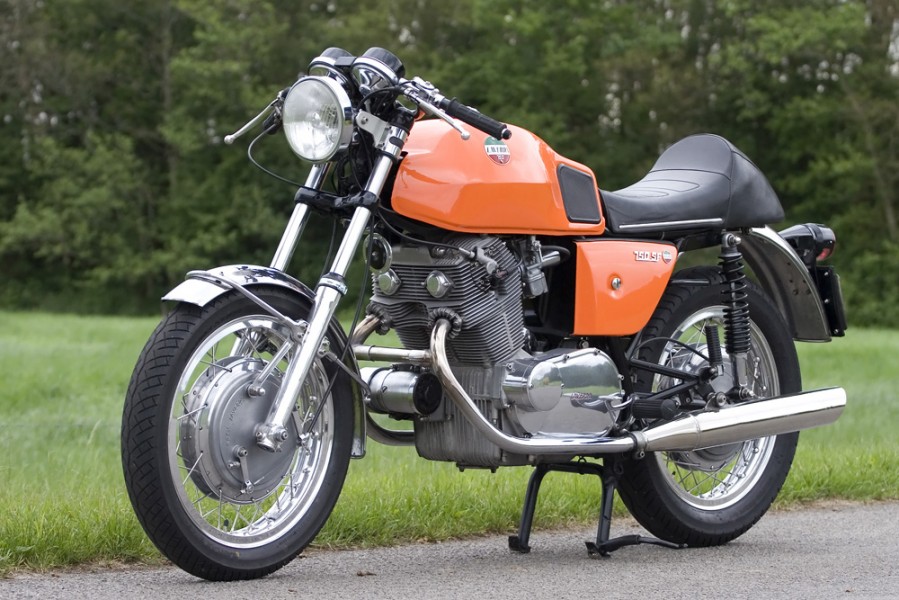 LAVERDA SF
Beautiful 1972 Laverda SF restored by a friend . (just ready) foto alle
