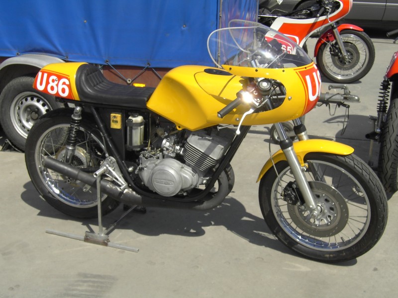 Die 250er kommen, bisher nicht so oft zu sehen, bietet sich die 250er Suzuki geradezu an um aus ihr ein Rennerle zu bauen!
