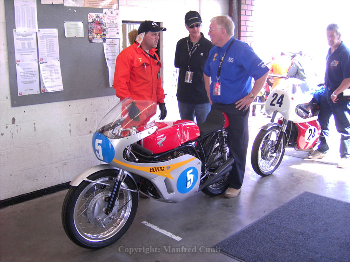 TT Lap of Honour
Honda - S. Graham
