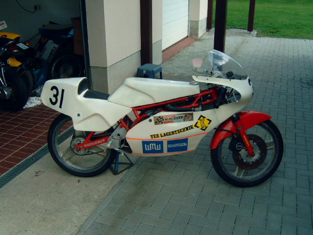 Simson RS 80
Simson RS 80, Bj. 88, Junghans-Rahmen und org. Simson Werksmotor . Eigentümer Wolfgang Becker
Schlüsselwörter: Rennmaschinen