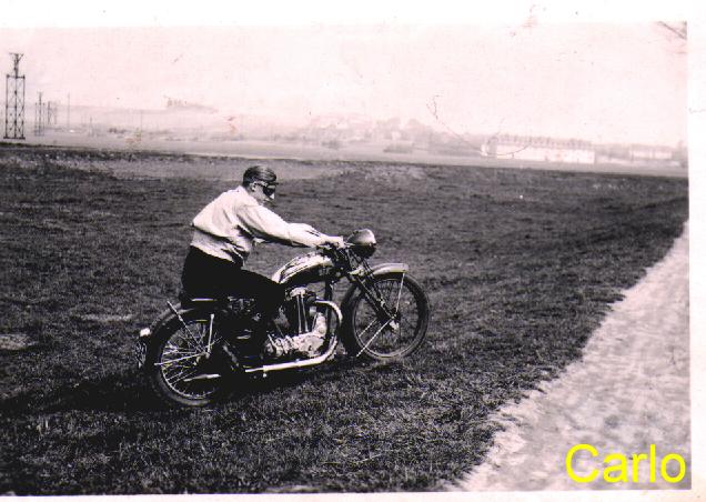 Carlo vor dem Geländesport
Carlo auf BSA im Stil von "Lawrence von Arabien"unterwegs
