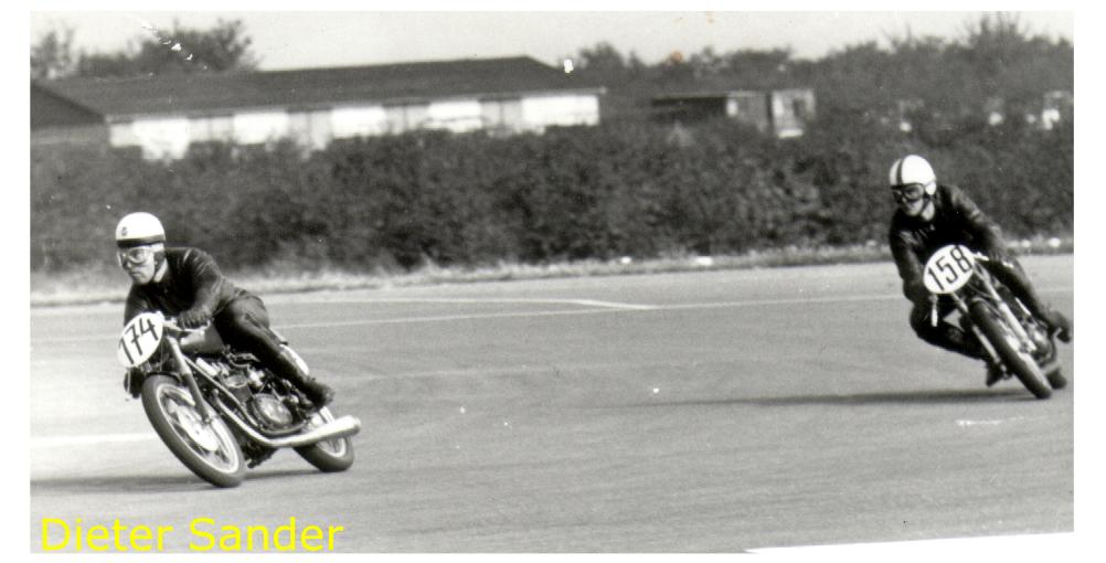 Dieter Sander lässt die MV fliegen
Dieter Sander auf MV 125 vor Rolf Goeder auf Bultaco beim Junioren Pokal 1968 Mainz-Finthen
