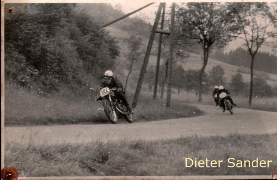 Dieter Sander aus Hannover auf Puch 125 beim Battenberg-Ring Rennen 1954
