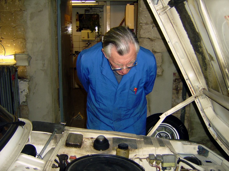 Carlo in der Werkstatt
Skeptischer Blick auf andere Motore....mal nicht immer nur zweitaktende Maicos oder Bultos
