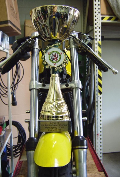 Der Lohn der guten Werkstattarbeit....
Beim Jan-Wellem-Pokal 2007 hat es wieder einmal gepasst.
Schwaben - Mechanik ( Maico RS 125 )und weiches Gummi aus Sachsen ( Heidenau),die gute Mischung um vorn mit zu mischen.
