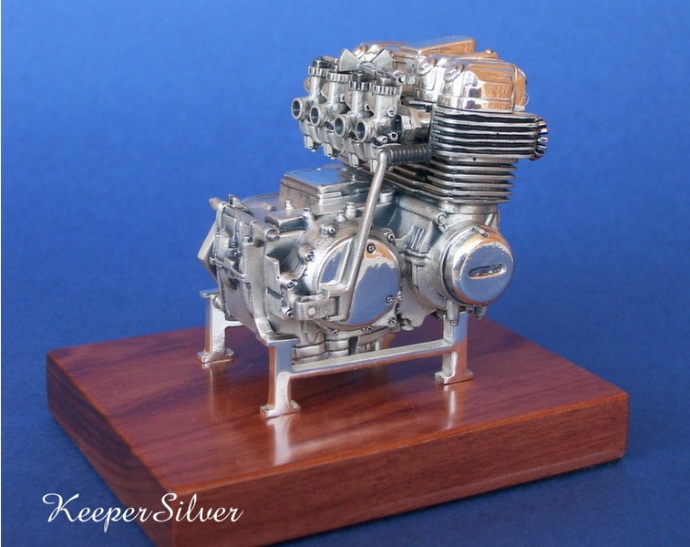 ENGINE HONDA FOUR 750 K1
STERLING SILVER ENGINE HONDA FOUR 750
PIECE OF COLLECTOR
