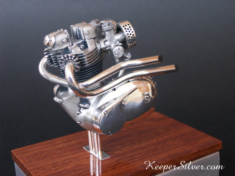 ENGINE TRIUMPH TR 6 C
STERLING SILVER ENGINE TRIUMPH
PIECE OF COLLECTOR
