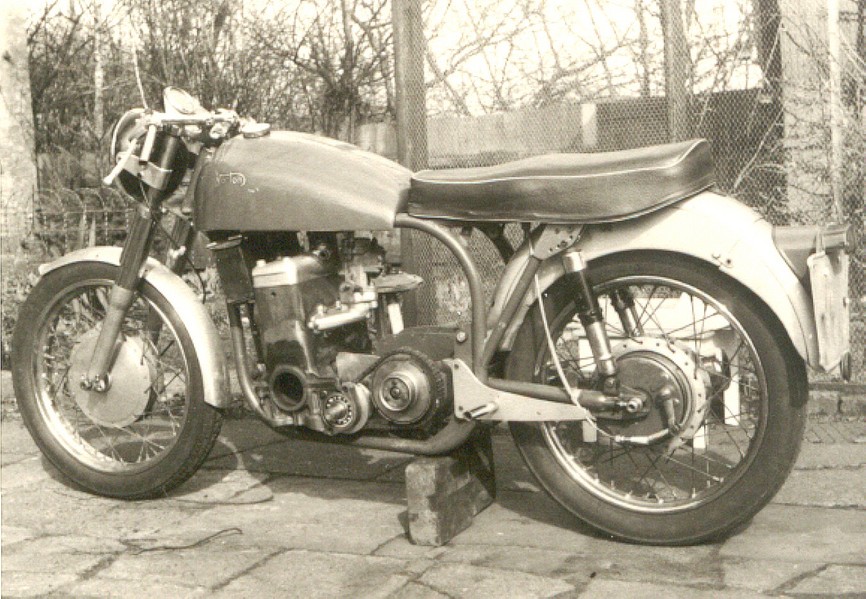 Norton- DKW 1968
DKW Automotor im Norton Dominator Fahrwerk. Es war auch mal so weit fertig das es lief, habe dann aber das Projekt leider abgebrochen.
