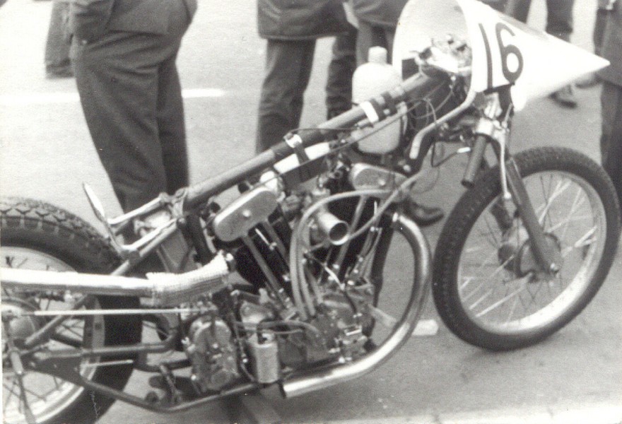 Drag Racing Holland 1968
Als in Holland Beschleunigungsrennen noch auf abgesperrten Landstrassen gefahren wurden. 
