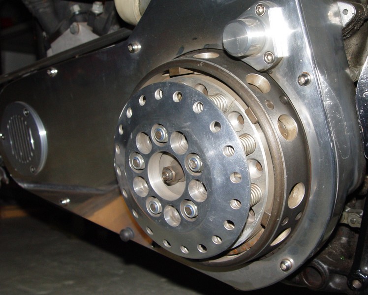 Freiheit für die Kupplung!
Freigelegte Kupplung an altem Shovel-Head Motor. Ist ja auch 'ne Trockenkupplung! (Nur bei Regen nicht)
Schlüsselwörter: Harley,Shovel-Head,Trockenkupplung