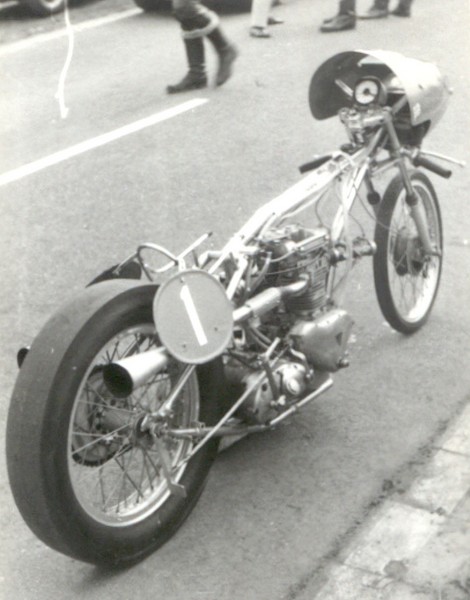 Drag Racing Holland 1968
Als in Holland Beschleunigungsrennen noch auf abgesperrten Landstrassen gefahren wurden. 
