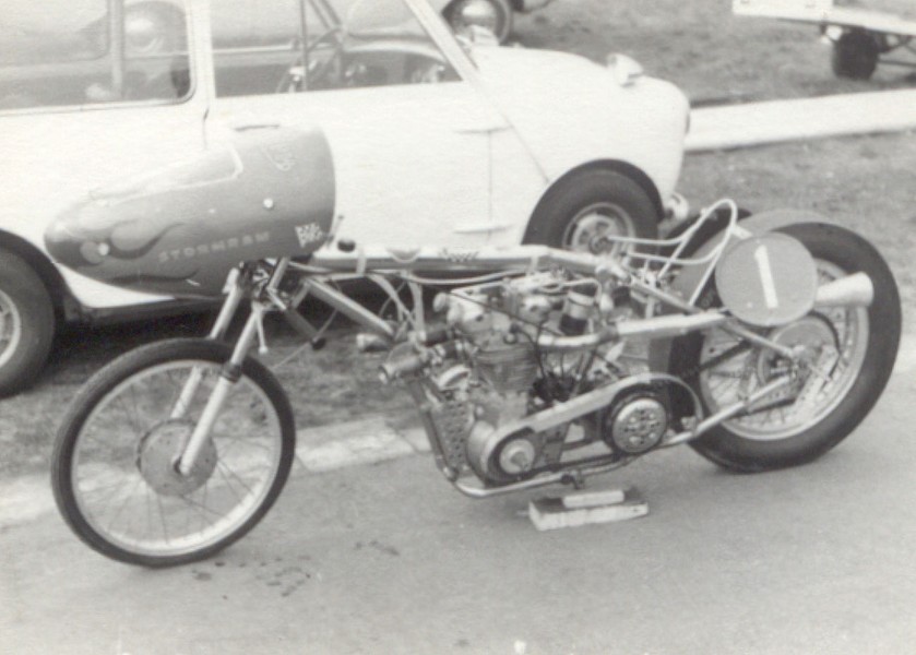 Drag Racing 1968
Als in Holland Beschleunigungsrennen noch auf abgesperrten Landstrassen gefahren wurden. Schöne, schnelle Vincent.
