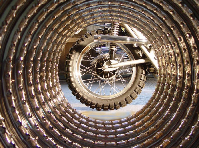 Felgentunnel
Hinterrad einer Norton P11 durch eine Reihe Felgen gesehen!
Schlüsselwörter: Felgen Hinterrad