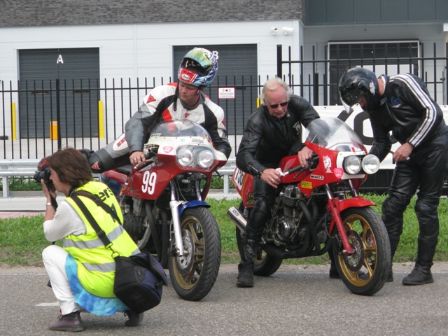 Drei stunden von Oss 27-05-2012 Pfingstsonntag 19.00-22.00 stunde
Robby auf Honda CB900 Bol d Or mit "Bakker"ramen
Harrie und Marcel auf EGLI-Honda EVH750K2
Schlüsselwörter: Drei stunden von Oss 27-05-2012 Pfingstsonntag 19.00-22.00 stunde