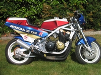 Honda CB1100R Streetfighter
Eigenbouw frame met instelbaar balhoofd
