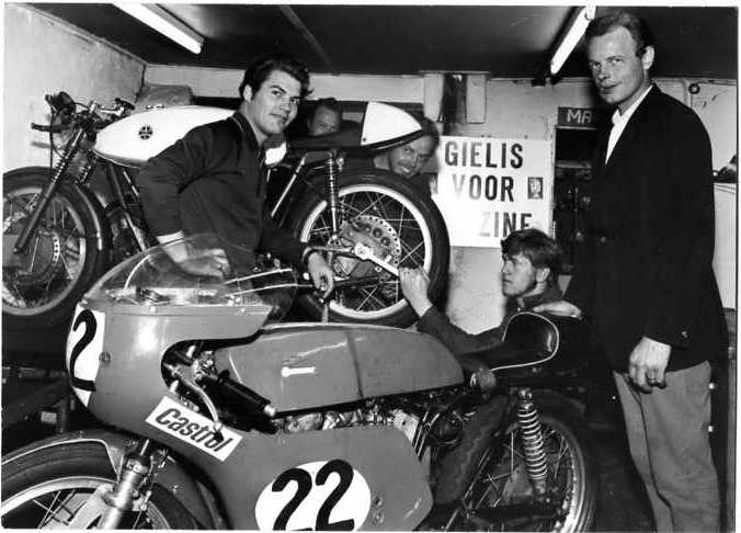 Motorshow 1968
Jan,Jos,Tonny,Frans,Harry
Schlüsselwörter: Grand Prix Team Oss
