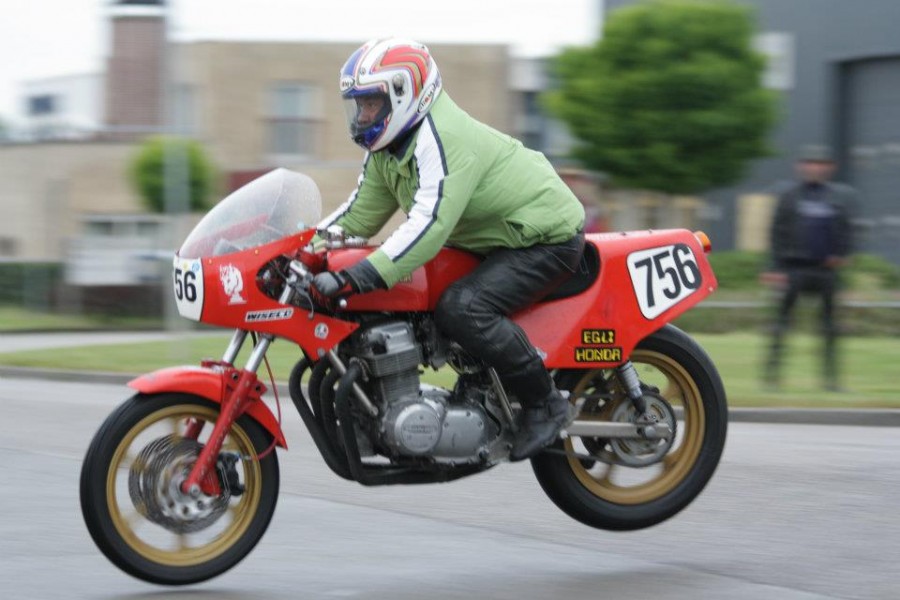 Met EGLI-Honda bij SAM Racedemo Elst 03/06/2012
Oei ! vliegen in de regen
Schlüsselwörter: Met EGLI-Honda bij SAM Racedemo Elst 03/06/2012