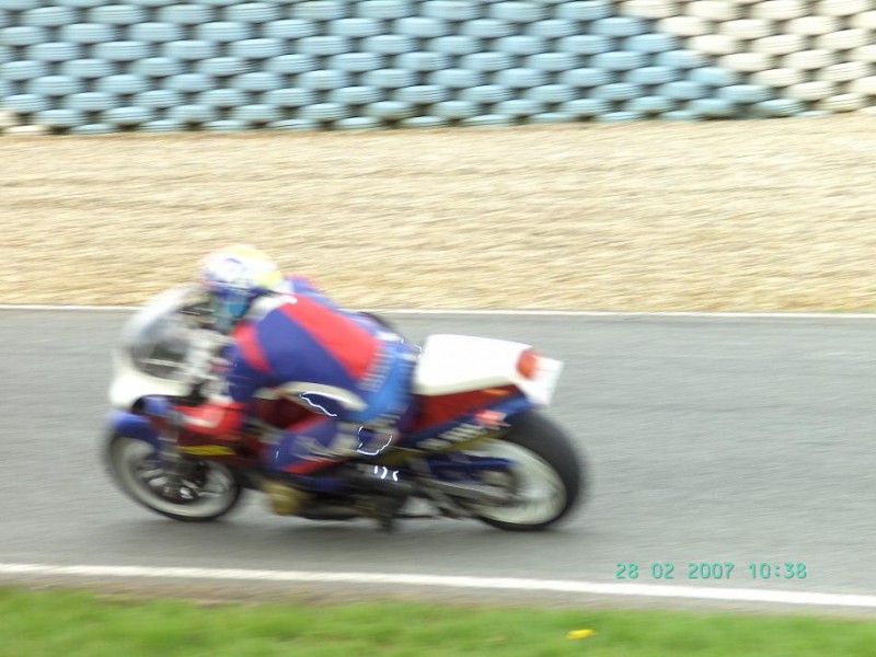 Croix en Ternois27042008
Robby op Eigenbouw met Honda CB1100R blok
http://www.youtube.com/watch?v=dHLbBWTyq8w
