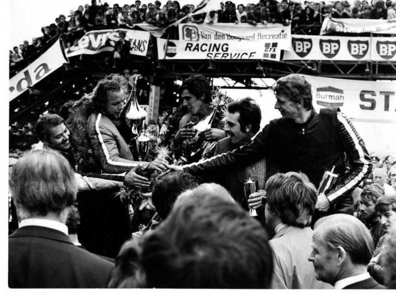 Podium Oss 1972
Jan Wagemakers-Jan Spierings/Tonny v Schijndel-Harry v d Kruys/Cor v d Biggelaar-Johan v d Wal
Schlüsselwörter: 24 uur race Oss 1972