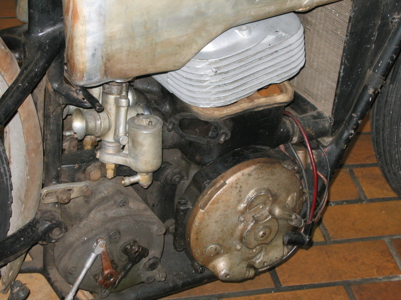 DKW SS 350 Ostblock Tuning
..verbesserte Zündung Umbau auf Batterie und  mit extra außenliegenden Kondensatoren zum schnellen Wechsel beim Boxenstop
