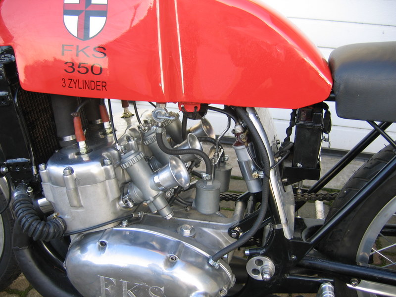 FKS 350 .Als Rennfahrer ihre Motorräder noch selber bauten.Fritz Kläger 1966
Sieht er nicht ein wenig aus wie die Jahre später erschienene Suzuki Wasserbüffel?
