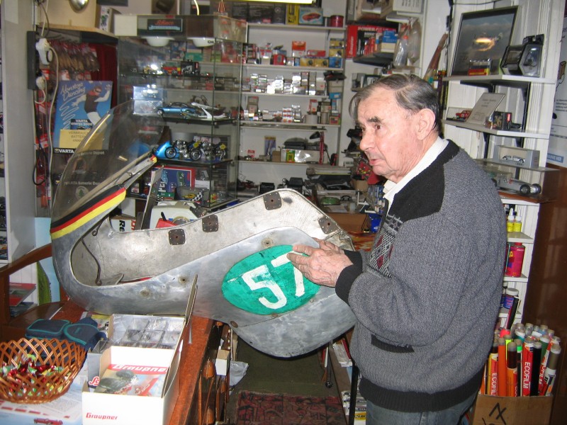 "Stuka" Mechaniker und NSU Racer Ludwig Malchus Ingelheim mit seiner Sportmax Verkleidung" Die Schrauben sind von noch von der Ju.."
