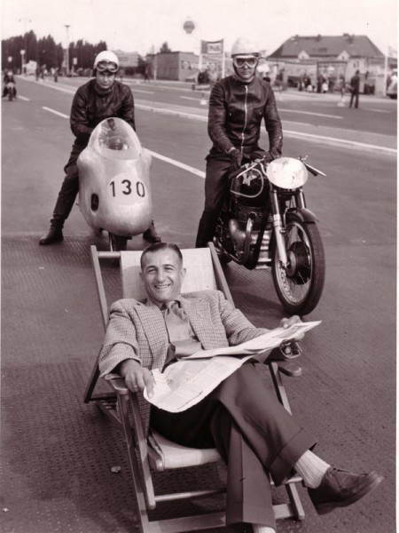 AVUS 1956 der älteste Motorrad Weltmeister aller Zeiten im "Fast" Ruhestand
H.P.Müller ruht sich aus für seine Weltrekordfahrten im Baummschen Liegestuhl auf den Salt Flats USA, hinter ihm Ludwig Malchus Sportmax und Ernst Hiller auf Matchless G45
