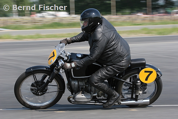 Horst Gailsdorf,Külma. Mit über 70 Jahren super gefahren,tolles Bike

