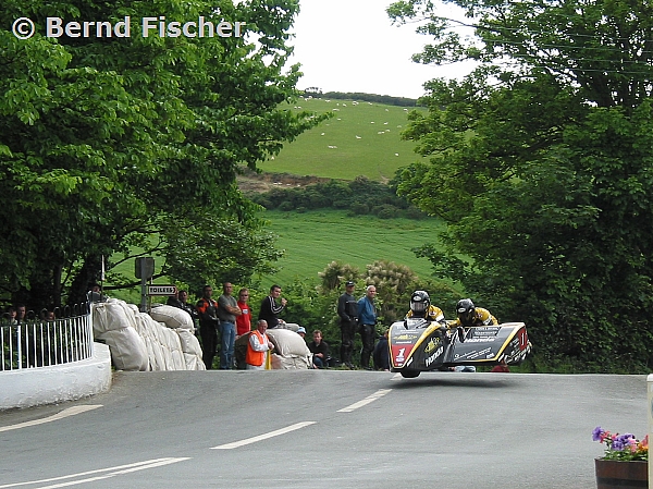 Isle of Man TT 2004
Ballaugh Bridge - D.Molyneux/D.Sayle
