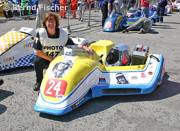 Isle of Man TT 2004
Irene Gunnarson mit Erinnerung an Ihren Mann "Esso"
